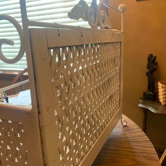 Metal / wood footed basket - - Picture 9 of 15